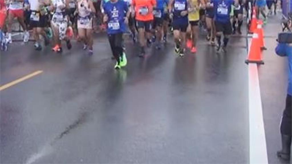 替小三女兒「報名跑全馬」她累撐樹枝！家長自豪發文遭罵…馬拉松女神轟主辦：抵制