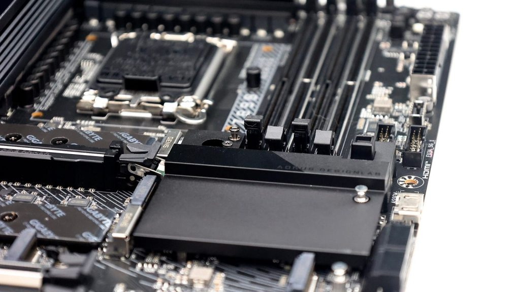 加入 Thunderbolt 了!GIGABYTE Z890 AORUS Master 補上 I/O 最後一塊拼圖