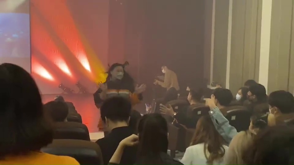 震撼全場!女高中生扭腰嗨唱《愛情恰恰》台風超穩健 結尾妖精秒圈粉