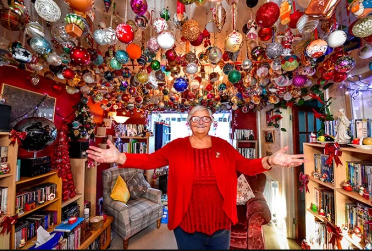 創金氏紀錄！英婦女將1760顆「耶誕樹裝飾球」掛滿天花板…畫面超壯觀