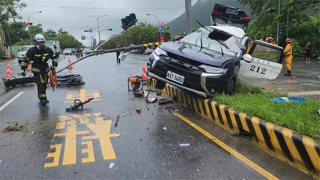 颱風天警車疑打滑自撞號誌桿　後座警重傷.嫌犯喪命