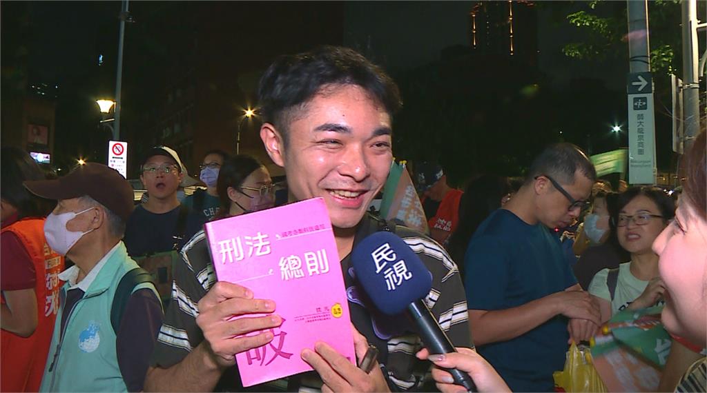 大雨澆不熄洋流熱情　沈伯洋掃師大夜市人潮擠爆