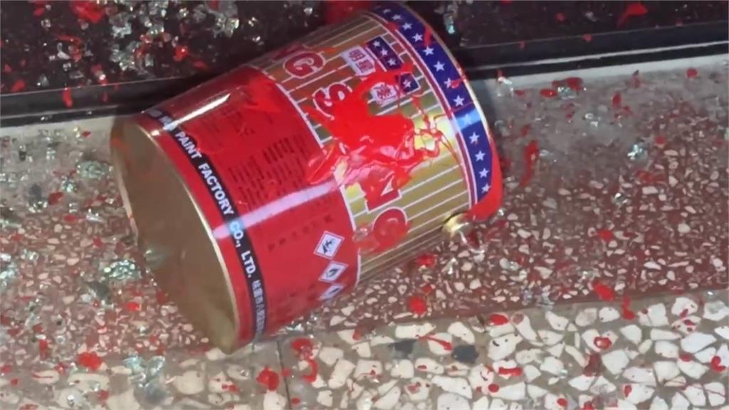 金錢糾紛？　台中茶葉店被男子潑漆、砸店