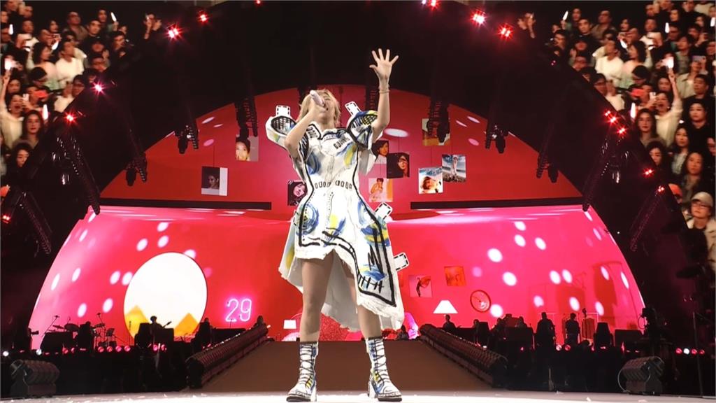 孫燕姿香港開唱吸7.5萬人朝聖　陳奕迅、梁詠琪等巨星也到場