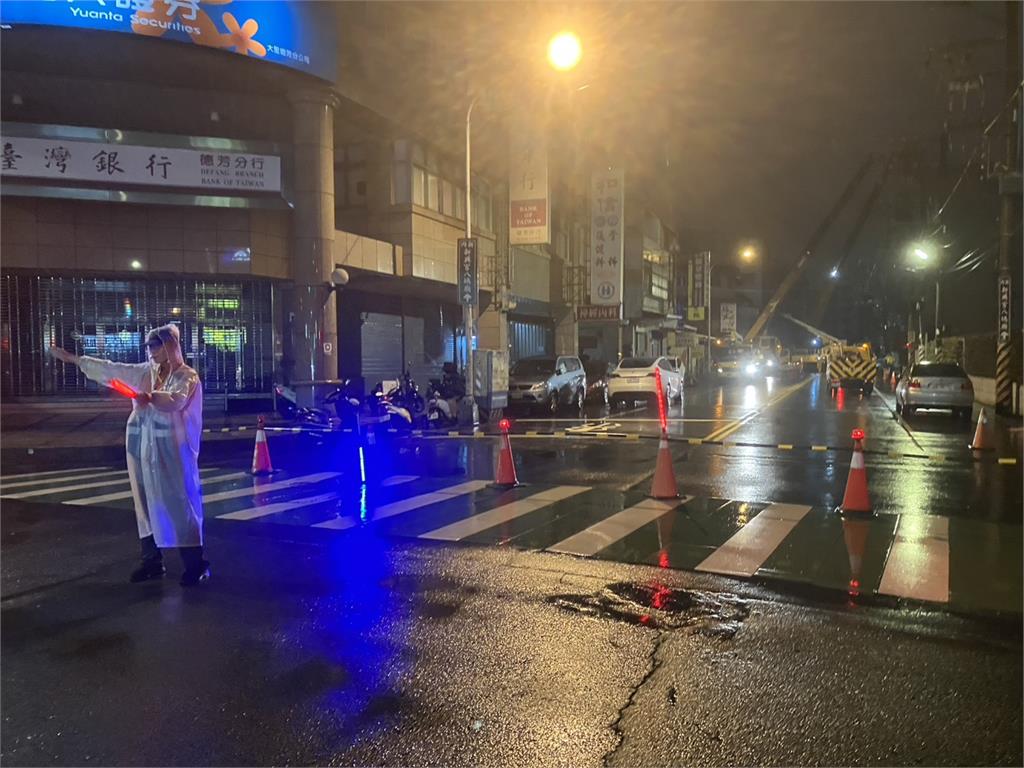 快新聞/台中大里電桿倒塌釀停電 警方冒雨交管估今中午修復