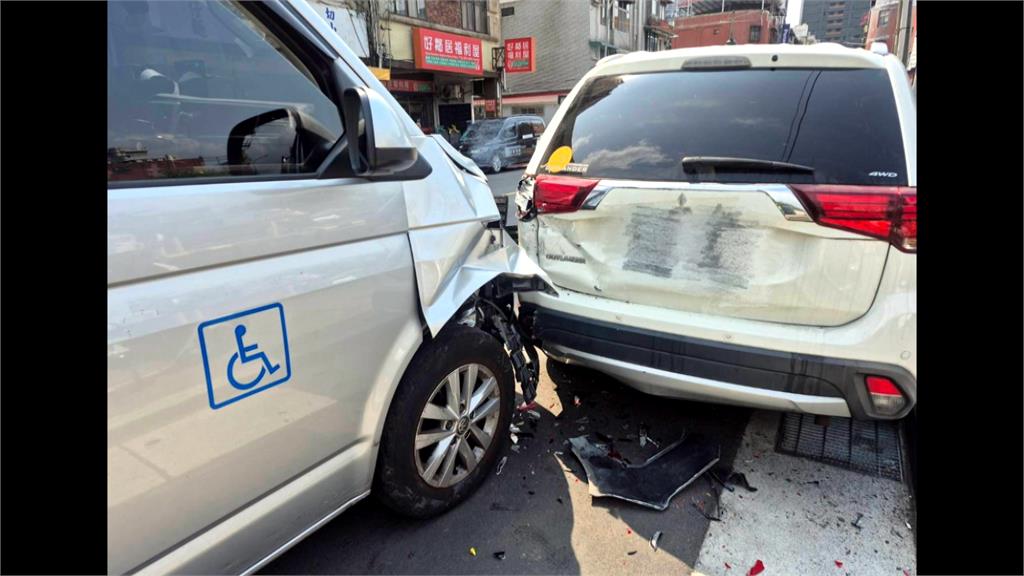 北投復康巴士不明原因暴走　衝撞路邊15機車、3汽車