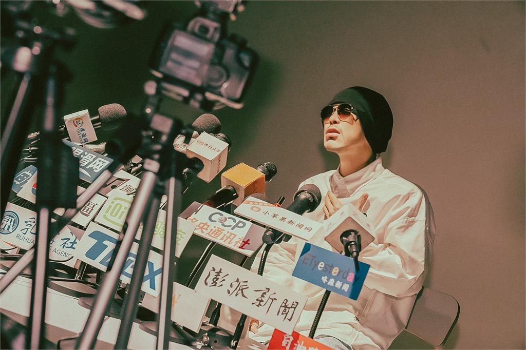 台灣藝人去中國秒喊統一?黃明志公開「屈辱合約」黑幕…言論、私生活全操控