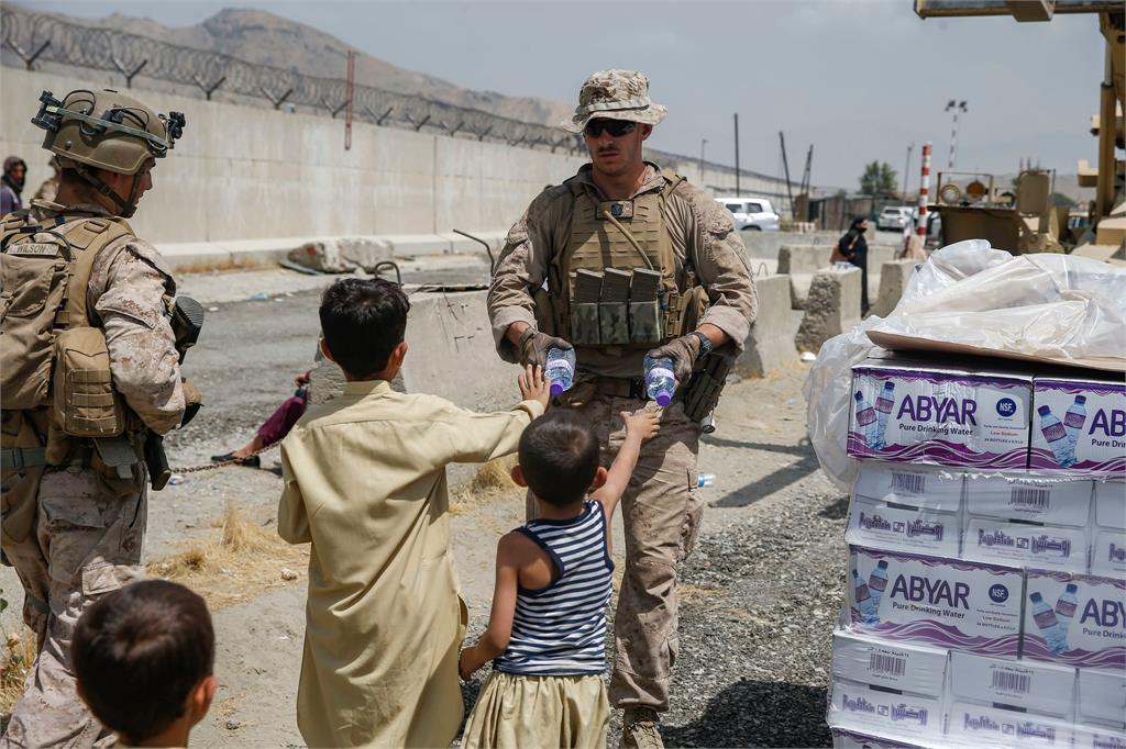 阿富汗孩童沒水喝…美國大兵「跪地餵水」1人1口！機場環境超惡劣