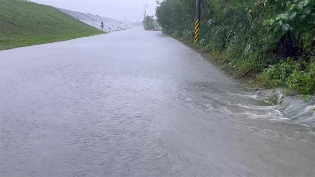 宜蘭連日大雨 蘇澳土石流紅色警戒撤離上百人