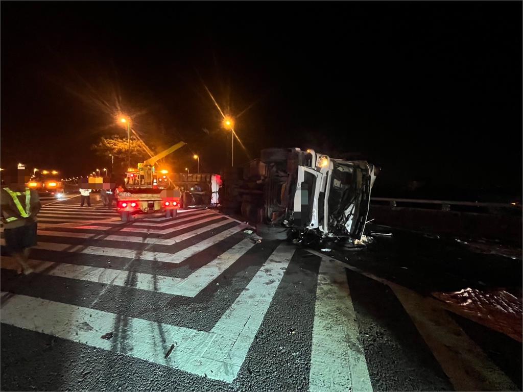 快新聞/飲料罐掉滿地!國3烏日段凌晨聯結車翻覆 車流一度回堵1公里