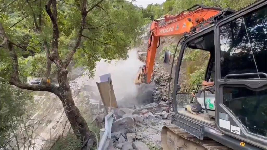 台7線落石坍方 道路中斷復興區後山三里今停班課
