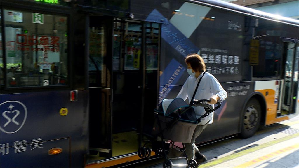 統測第二天撞期路跑　高中師長校門拉布條幫加油