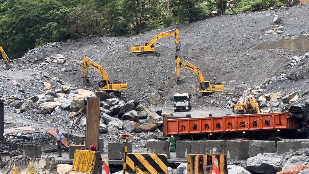 熱低壓逼近東部暴雨 台東產業道路淹成池塘