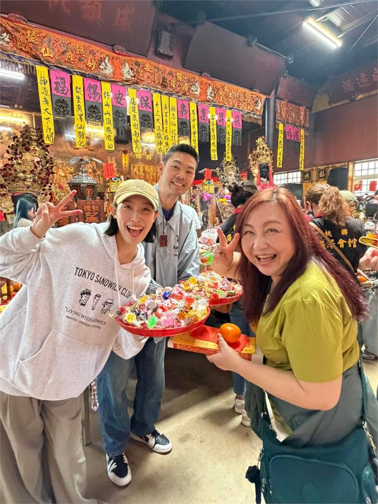 王子粿粿不倫風波後首度「同框」！2人現身廣澤宮「低調團拜」搶擲聖筊