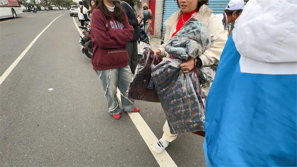 天寒銷量夯!紡織廠停業清庫存 民眾瘋搶「百元毛衣」