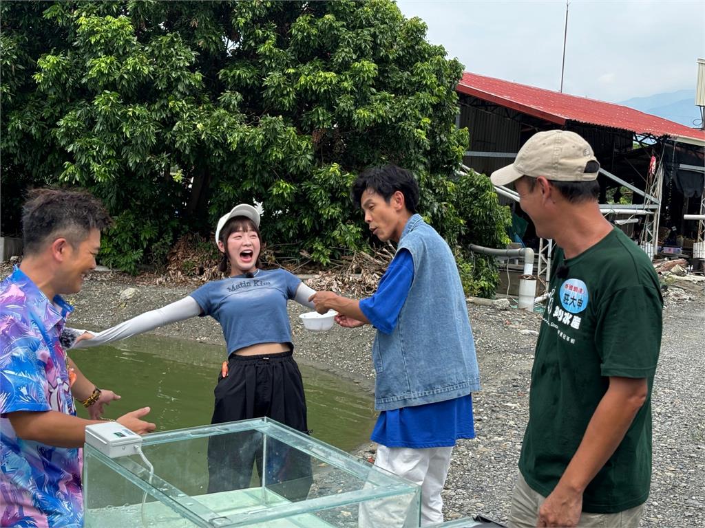 體驗養殖辛苦頂著超級大雨搶收!藝人全身濕透透站在蝦塭池