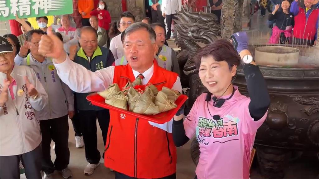 陳亭妃鐵馬掃街初選衝刺　秀出王世堅贈送巨大勳章