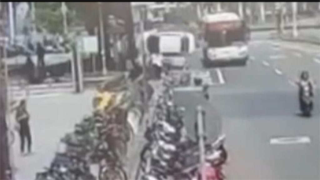 小車搏命!轎車右轉撞公車 警一查「再揪這件事」