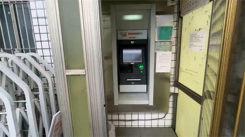 屏東里港農會鐵門暗藏「這機台」　　網友驚呼：好有安全感