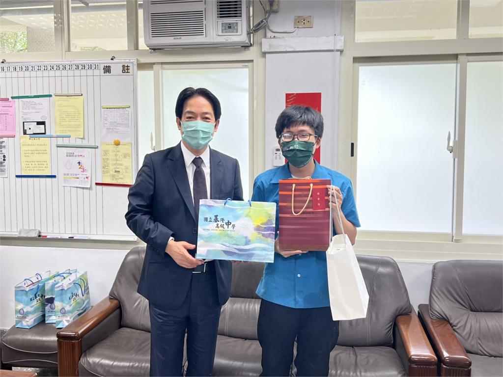 快新聞/相擁締緣!基中畢業生唐于田搶頭香 親送感謝信給賴清德
