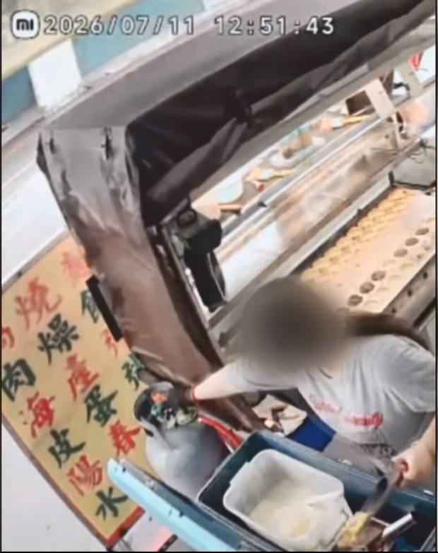 嚇人! 招牌迎面飛來砸攤 紅豆餅攤闆娘"神反應"被讚爆