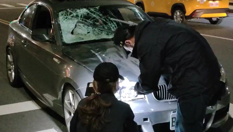 快新聞/高雄發生酒駕車禍事件! 4行人遭波及撞倒在地、1人無生命跡象