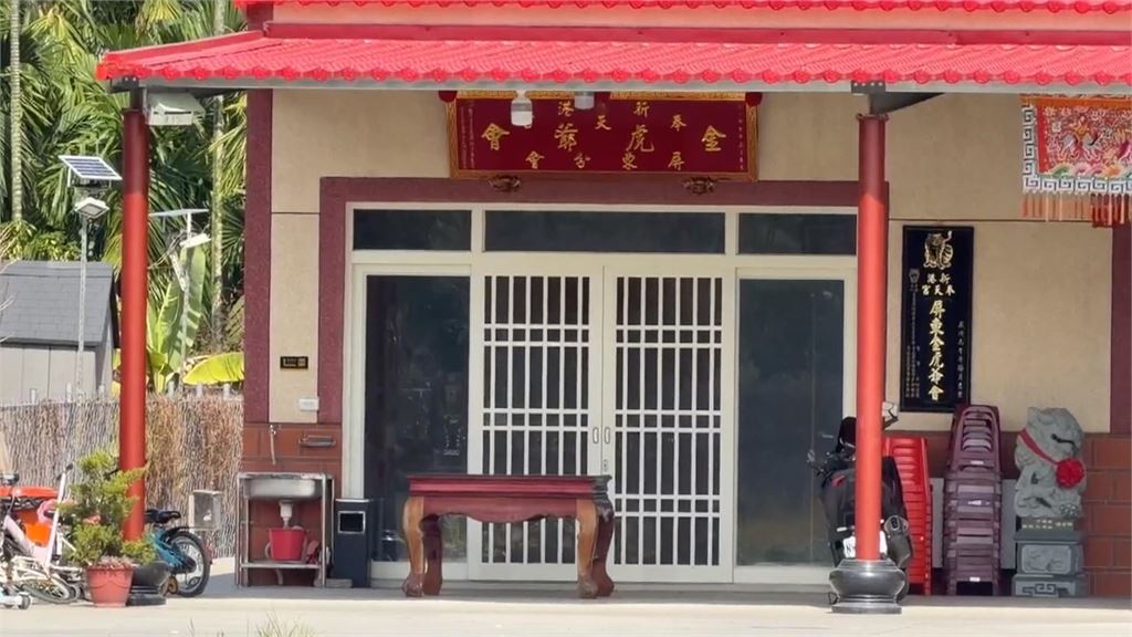 屏東廟會看熱鬧伸鹹豬手　男信徒趁放炮襲胸全被拍