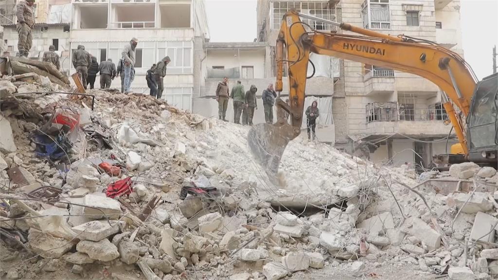 受困者眾、救援人力少　土耳其強震後　瓦礫堆傳求救聲　令人心碎