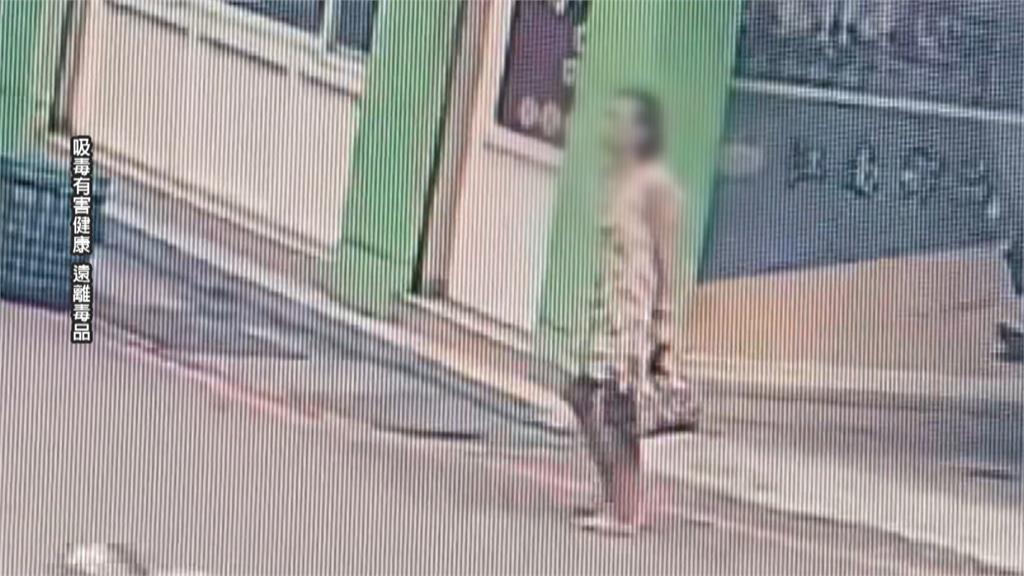 轎車自撞電桿　駕駛竟赤腳逃逸　車內驚見毒品、大量炮竹