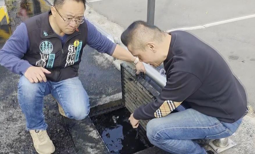 這種「芝麻糊」不能吃！　水溝冒出大量臭污泥恐致犁田