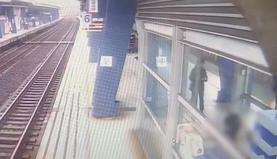 快新聞/蛤?婦人汐止車站「煎鍋貼」被勸阻竟反嗆站務員「下場慘了」