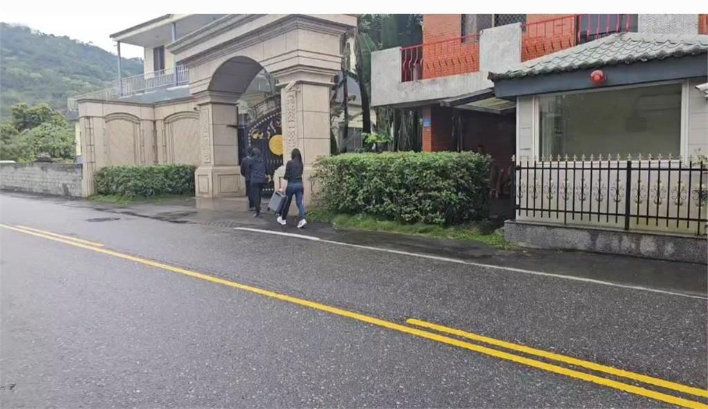 疑捲競選小物案!傅崐萁官邸遭搜…調查局人員進出「現場畫面」曝光