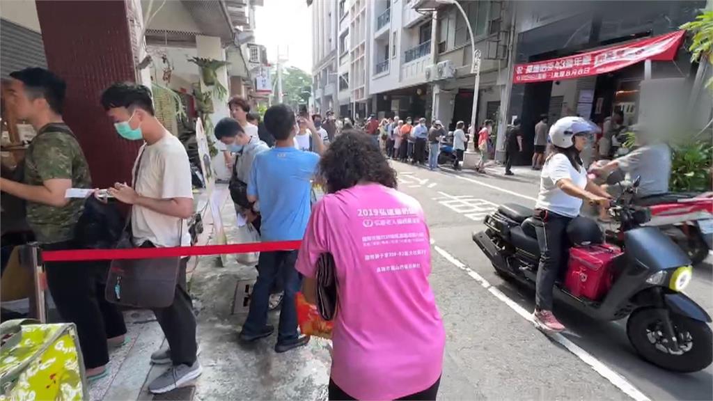 歡慶43週年！　高雄知名奶茶買１送１　民眾頂豔陽排隊搶購「買好買滿」