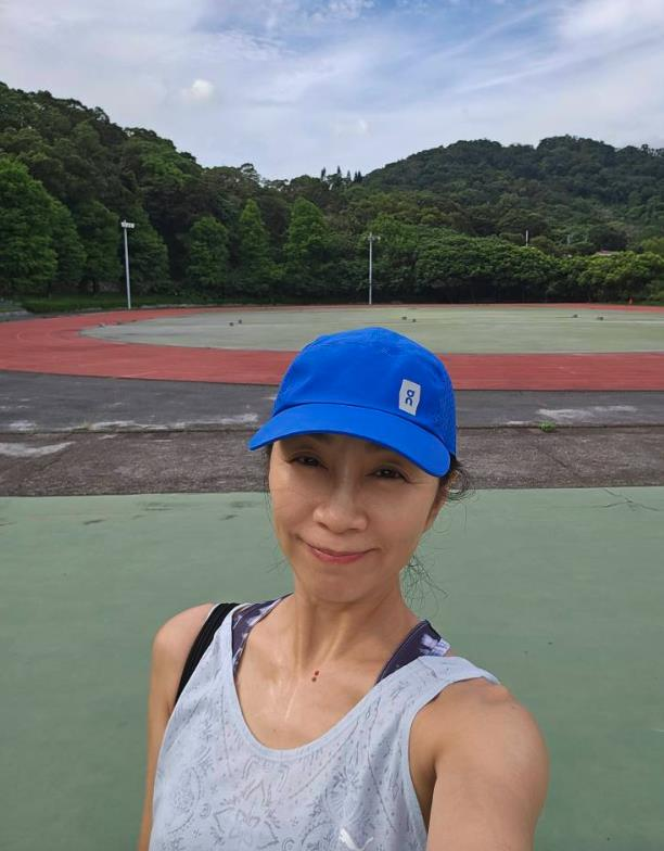60歲方文琳慢跑一半遭「中年男偷拍」！她當場抓包「下秒1反應」超無奈