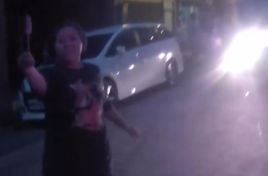正妹清潔隊員值勤突喊「來一根」！住戶「跑百米追車」畫面暴紅…網笑：換我開口被砸