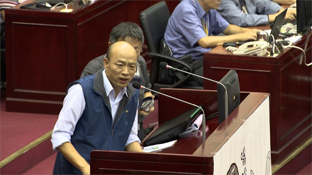 曾為「喝水」交戰 王世堅質詢狂咳問韓國瑜能否喝水
