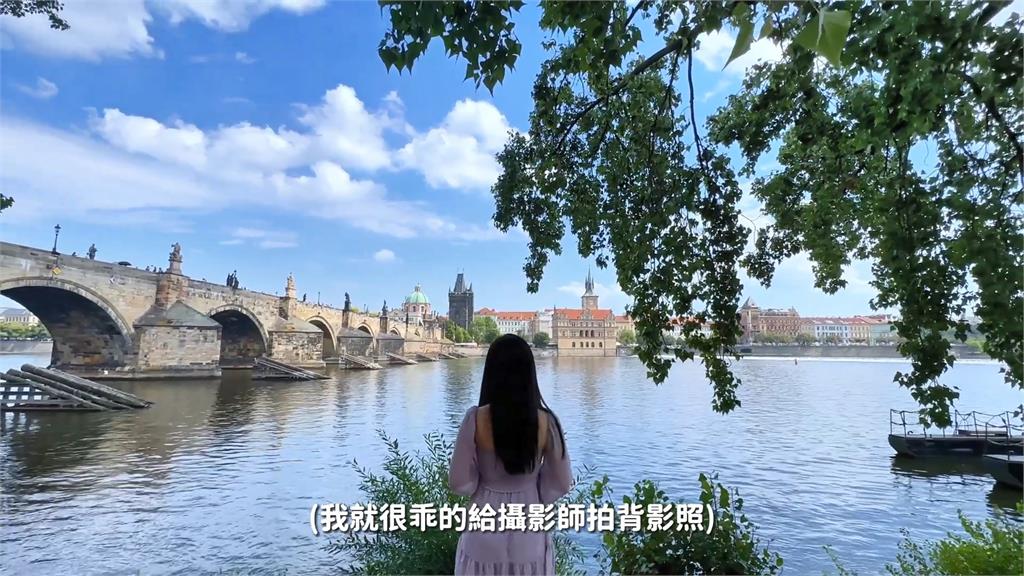 到捷克布拉格旅拍浪漫城堡美景　她在查理大橋旁被驚喜求婚