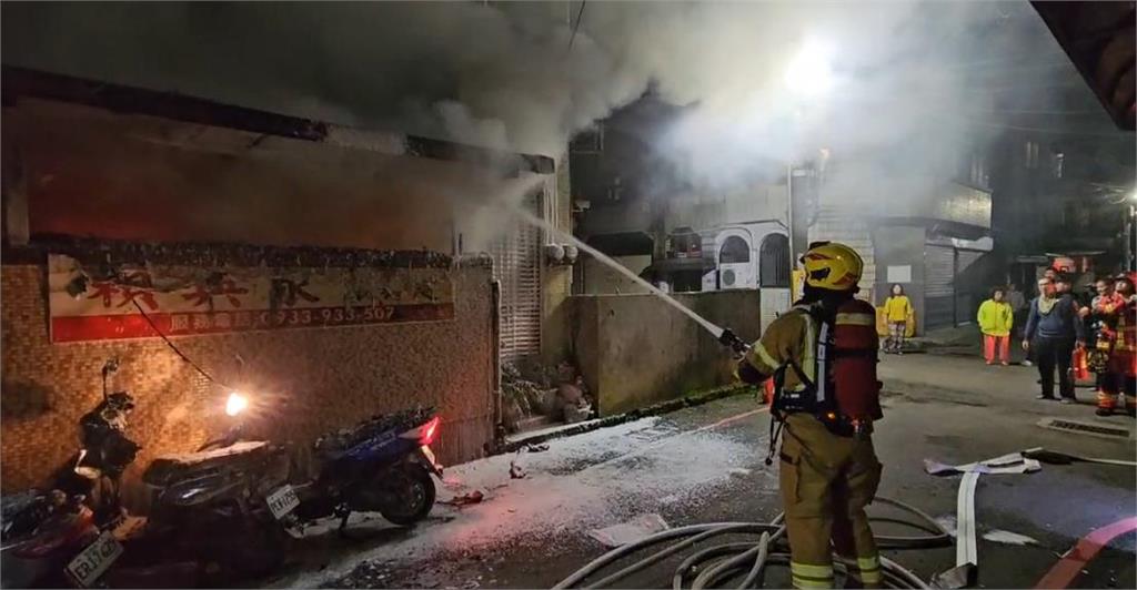 快新聞／疑電動機車充電釀災！基隆信義區里辦凌晨竄火「整棟急撤」