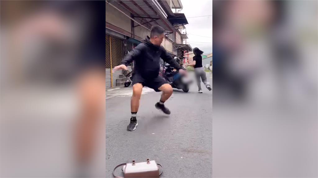 運動很重要!女走路遇飛車搶劫 趕緊「丟包搶車」上演折返跑追逐戰
