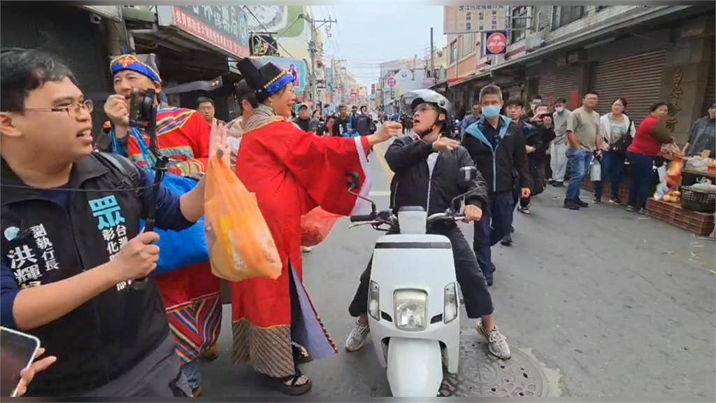 快新聞／嗆黃國昌臭俗辣！阿伯險遭志工堵嘴塞糖果　民眾黨參選人道歉了