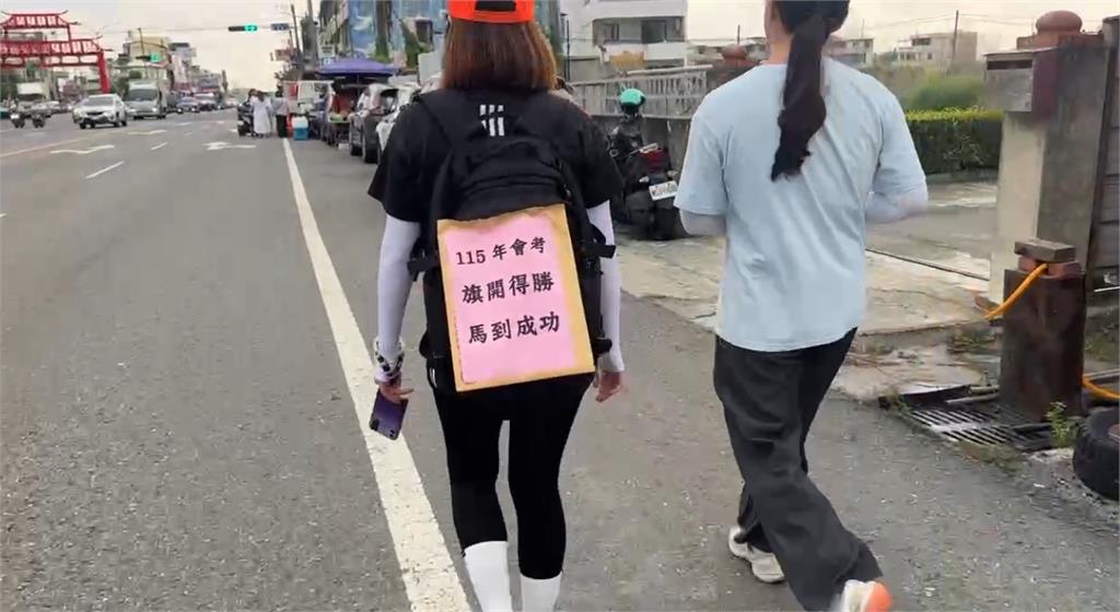 粉紅超跑人潮驚見「野生男神」　歌手畢書盡貼心發飲料