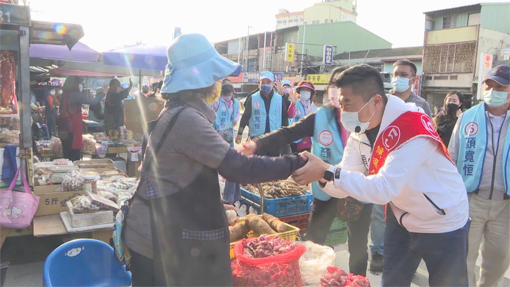 林靜儀前進沙鹿市場　轟顏「16名檢座看住」說