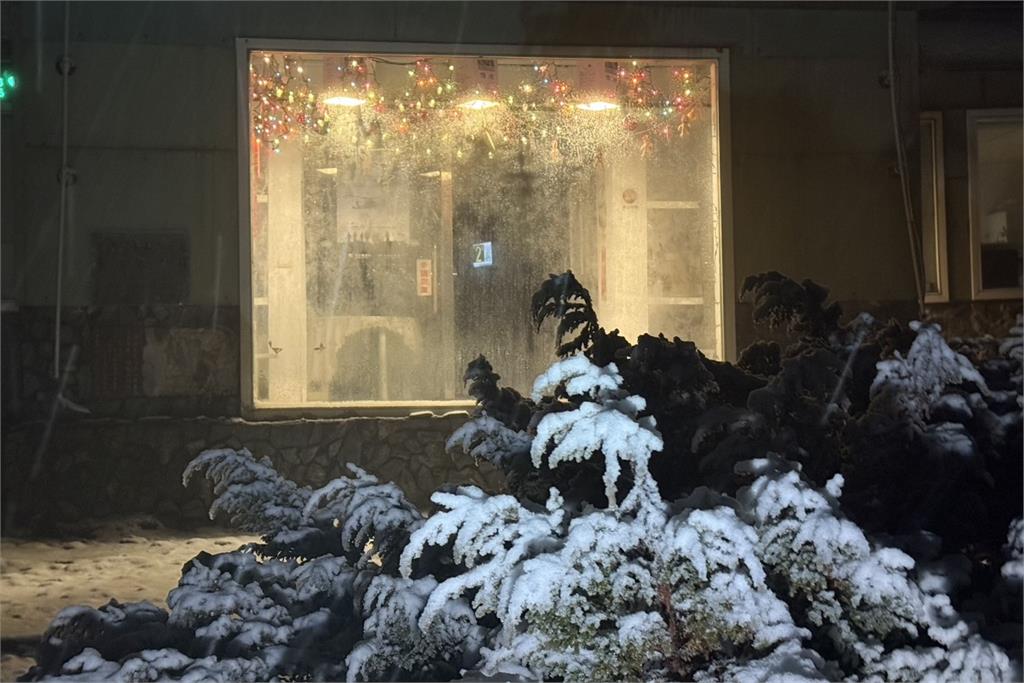 快新聞／下雪了！水氣充足氣溫低　玉山今晨逐漸白頭