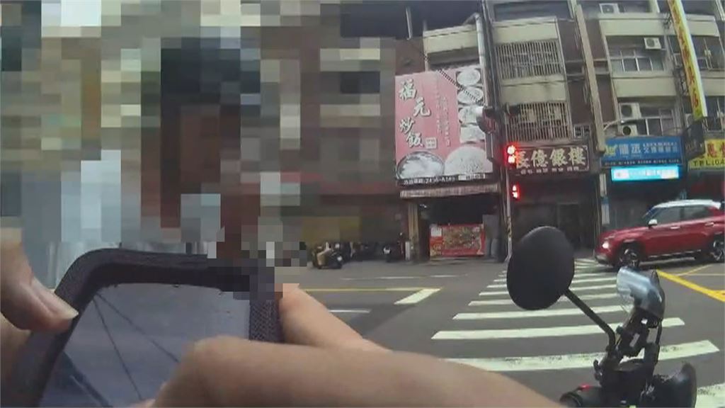 騎士抽菸遭攔查通緝犯身分曝 逃亡13年落網「女友也被騙」