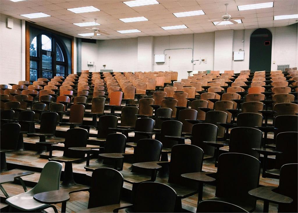 南華大學「1科系」課堂報告竟是拜天公!他訟唱「爐香贊」網震驚:當法師的料