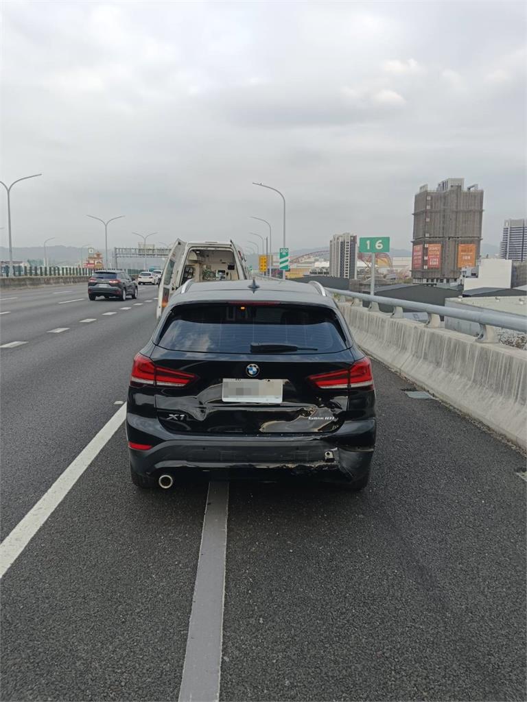 最新／小黃屁股「凹一塊」！台74連環撞釀5傷　5台大小車撞一團畫面曝