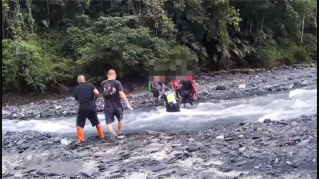溪水暴漲！ 南投栗栖壩6山友受困 警勇猛涉溪救人