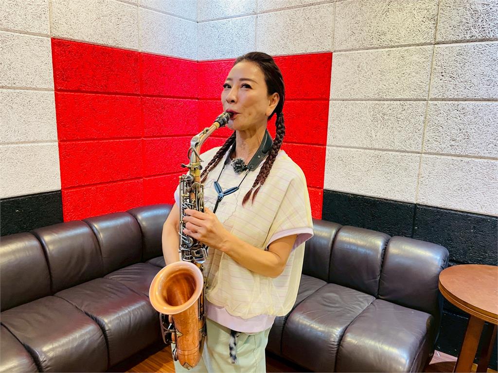 《綜藝新時代》體驗薩克斯風10分鐘吹世界名曲！楊繡惠「我吹得出來我叫你阿嬤」