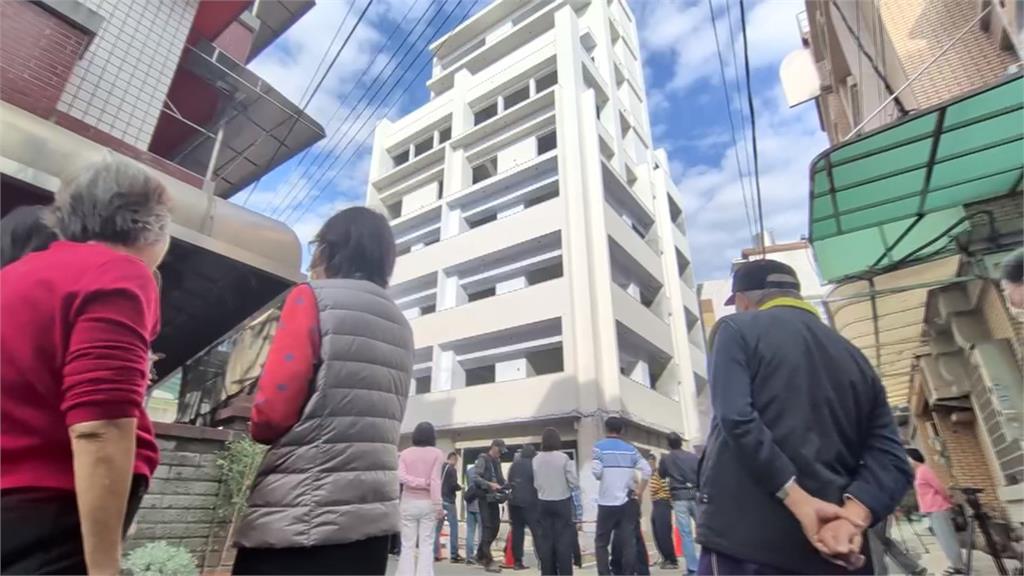 工地有池塘？疑施工挖破溝渠　越蓋越高？台中居民控有違建疑慮