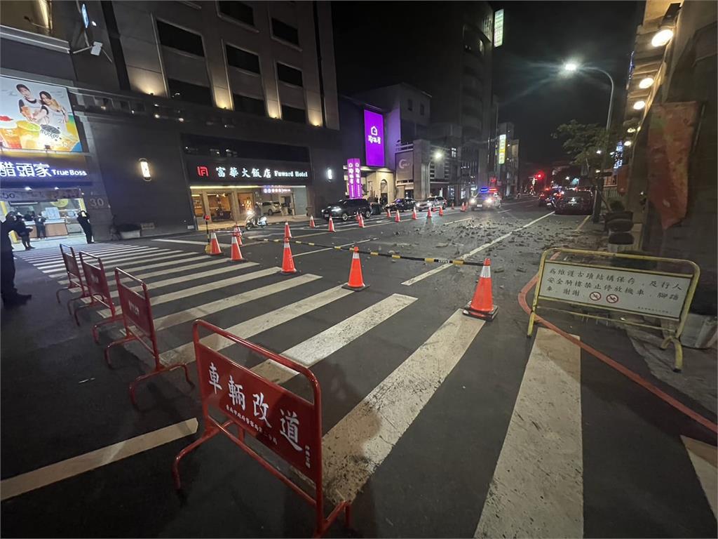快新聞/台南林百貨外牆磁磚掉落! 警急拉封鎖線管制